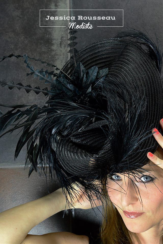 Chapeau rond noir décoré de plumes noires
