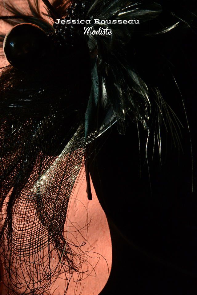 Nuage de plumes obscures par Jessica Rousseau Modiste.